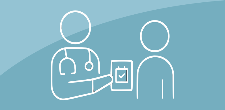 Arzt zeigt einem Patienten eine Termin-Bestätigung.