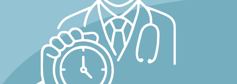 Ein Arzt hält eine Uhr in der Hand, symbolisiert Zeitmanagement im Gesundheitswesen.
