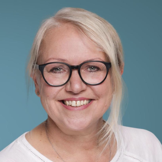 Fotodummy, Weiße Mütze mit einem blauen Kreuzsymbol auf einem neutralen Hintergrund.